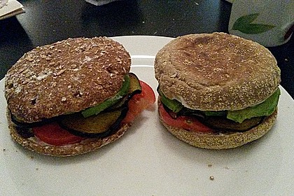 Tomaten-Auberginen-Avocado-Burger 70