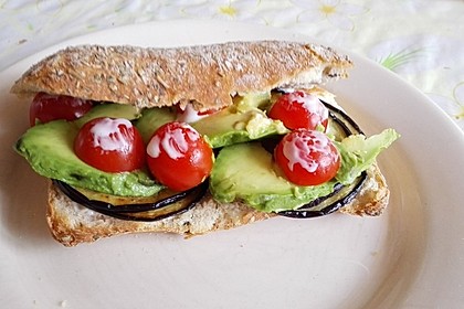 Tomaten-Auberginen-Avocado-Burger 52