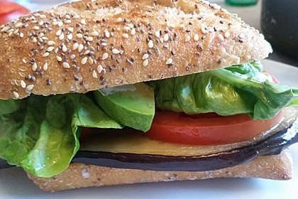 Tomaten-Auberginen-Avocado-Burger 41