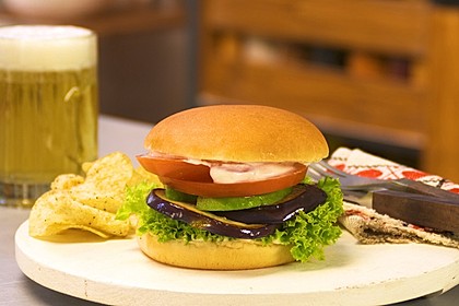 Tomaten-Auberginen-Avocado-Burger 10