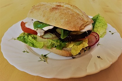 Tomaten-Auberginen-Avocado-Burger 9