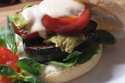 Tomaten-Auberginen-Avocado-Burger 13