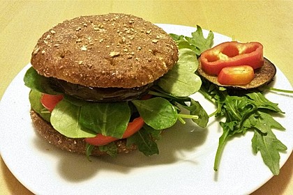 Tomaten-Auberginen-Avocado-Burger 1