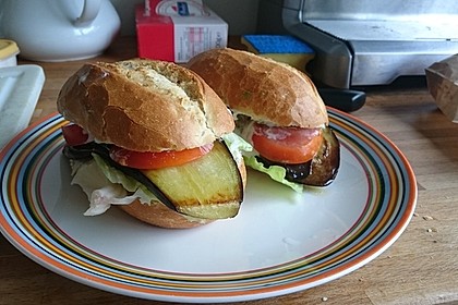 Tomaten-Auberginen-Avocado-Burger 22