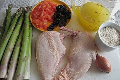 Supreme von der Poularde auf der Haut gebraten mit gr&uuml;nem Spargel