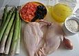 Supreme von der Poularde auf der Haut gebraten mit gr&uuml;nem Spargel