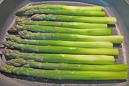 Supreme von der Poularde auf der Haut gebraten mit gr&uuml;nem Spargel 2