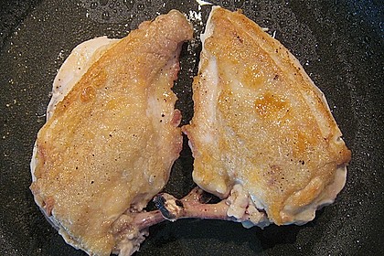 Supreme von der Poularde auf der Haut gebraten mit gr&uuml;nem Spargel 3