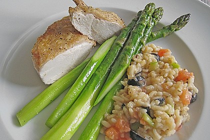 Supreme von der Poularde auf der Haut gebraten mit gr&uuml;nem Spargel 4