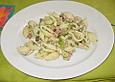 Nudelsalat mit Schinken, N&uuml;ssen und Pinienkernen
