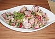 Radieschensalat mit Zwiebeln und Apfel