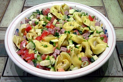 Tortellinisalat mit Zucchini und Schinken 9