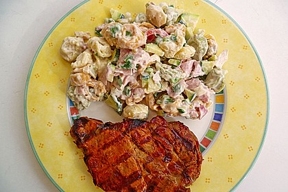 Tortellinisalat mit Zucchini und Schinken