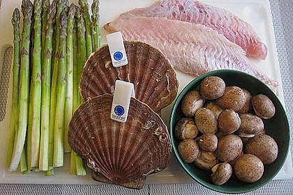 Rotbarschfilet mit Jakobsmuschel und Flusskrebsen an Spargel und Pilzen