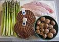 Rotbarschfilet mit Jakobsmuschel und Flusskrebsen an Spargel und Pilzen