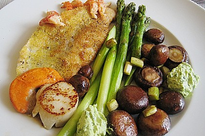 Rotbarschfilet mit Jakobsmuschel und Flusskrebsen an Spargel und Pilzen 2