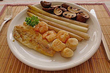Rotbarschfilet mit Jakobsmuschel und Flusskrebsen an Spargel und Pilzen 3
