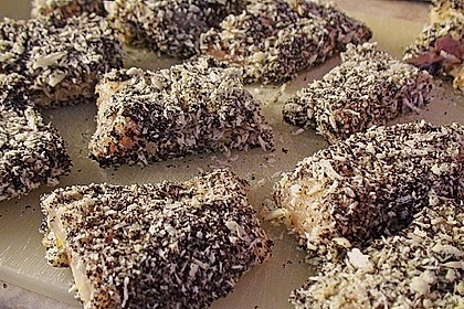 Gebackener Karpfen in der Mohnkruste mit blauem Kartoffelsalat