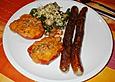 Bratw&uuml;rstchen mit Kartoffelpesto in der Paprikaschote an Rapunzelsalat