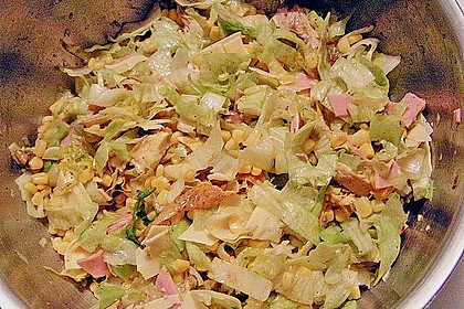 Eisbergsalat mit H&auml;hnchen und Mais