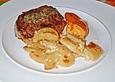 Filetsteak mit Speckrand und gef&uuml;llten Zwergpaprika an Kartoffelgratin