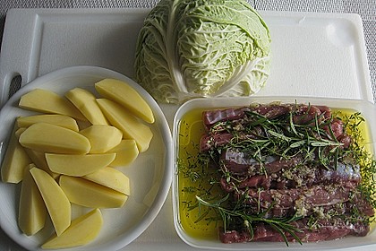 Lammfilet an Wirsing, geschmorten Tomatenscheiben und gebratenen Kartoffelvierteln