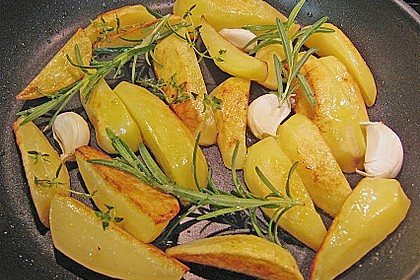 Lammfilet an Wirsing, geschmorten Tomatenscheiben und gebratenen Kartoffelvierteln 1