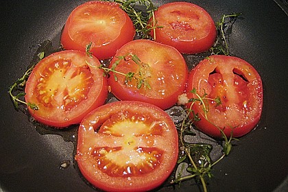 Lammfilet an Wirsing, geschmorten Tomatenscheiben und gebratenen Kartoffelvierteln 2