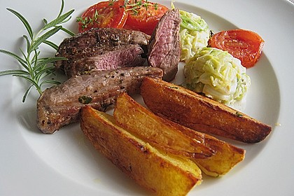 Lammfilet an Wirsing, geschmorten Tomatenscheiben und gebratenen Kartoffelvierteln 5