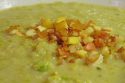 Rosenkohlsuppe mit Apfel - Walnuss - Einlage 1