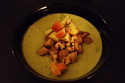 Rosenkohlsuppe mit Apfel - Walnuss - Einlage 5