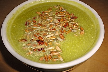 Rosenkohlsuppe mit Apfel - Walnuss - Einlage