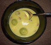 Rosenkohlsuppe mit Cabanossi und Basilikum (Bild)