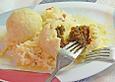 Grammelkn&ouml;del auf Sauerkrautsalat
