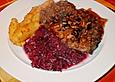 Gebratenes Kotelett mit tournierten Salzkartoffeln an Rotwein - Balsamico - Rotkohl