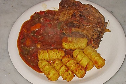 Gebratenes Kotelett mit tournierten Salzkartoffeln an Rotwein - Balsamico - Rotkohl 1