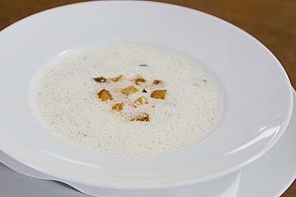 B&auml;rlauchcremesuppe mit Cro&ucirc;tons und gebratener Chorizo