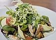 Bunter Sommersalat mit Putenbruststreifen und Caesars Dressing