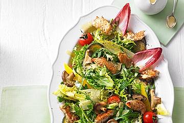 Bunter Sommersalat mit Putenbruststreifen und Caesars Dressing