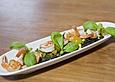Salat von Gambas und schwarzen Nudeln