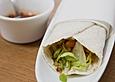 Chicken Wrap mit Gem&uuml;se, Guacamole und Cr&egrave;me fra&icirc;che
