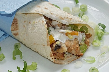 Chicken Wrap mit Gemüse, Guacamole und Crème fraîche 8