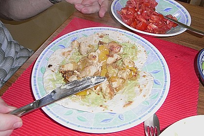 Chicken Wrap mit Gemüse, Guacamole und Crème fraîche 38