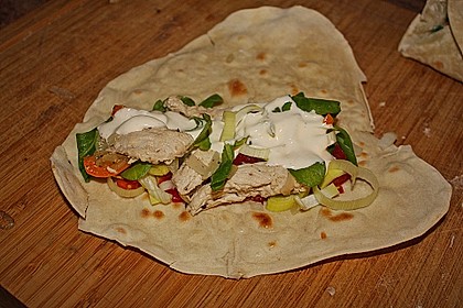 Chicken Wrap mit Gemüse, Guacamole und Crème fraîche 22