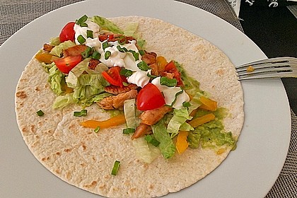 Chicken Wrap mit Gemüse, Guacamole und Crème fraîche 4