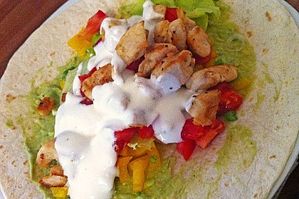 Chicken Wrap mit Gemüse, Guacamole und Crème fraîche 25