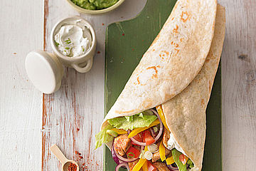 Chicken Wrap mit Gemüse, Guacamole und Crème fraîche