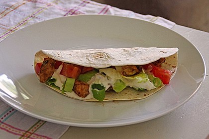 Chicken Wrap mit Gemüse, Guacamole und Crème fraîche 11