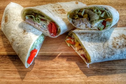 Chicken Wrap mit Gemüse, Guacamole und Crème fraîche 16