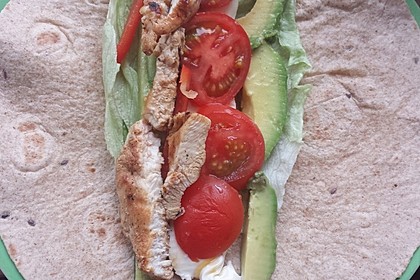 Chicken Wrap mit Gemüse, Guacamole und Crème fraîche 35